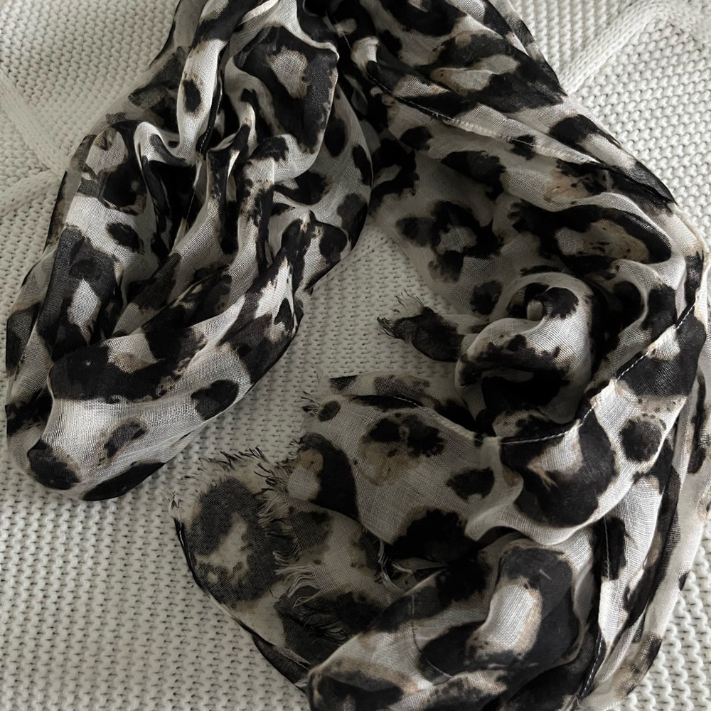 24”x 72” Banana Republic Print Scarf